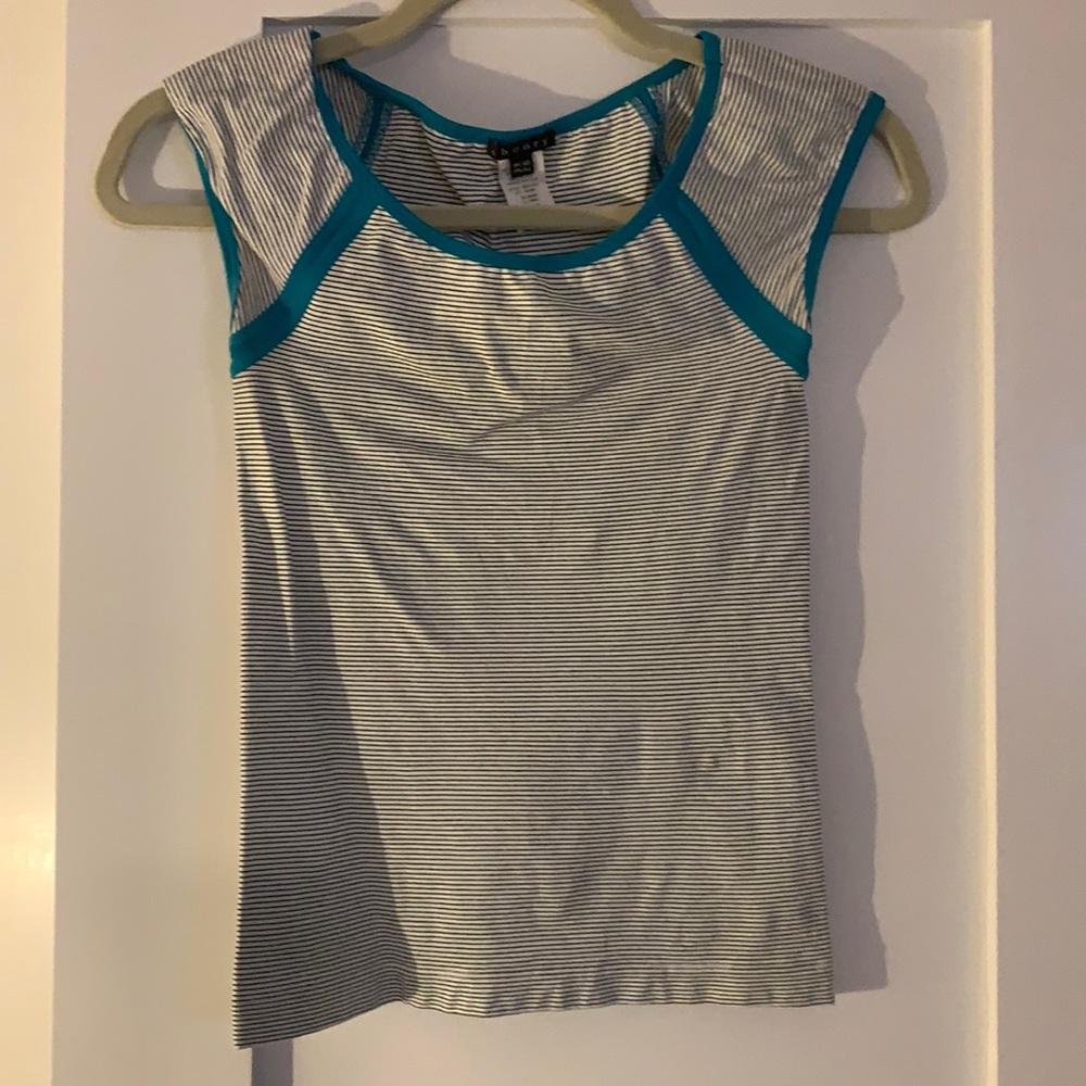 Women’s theory shirt size XS